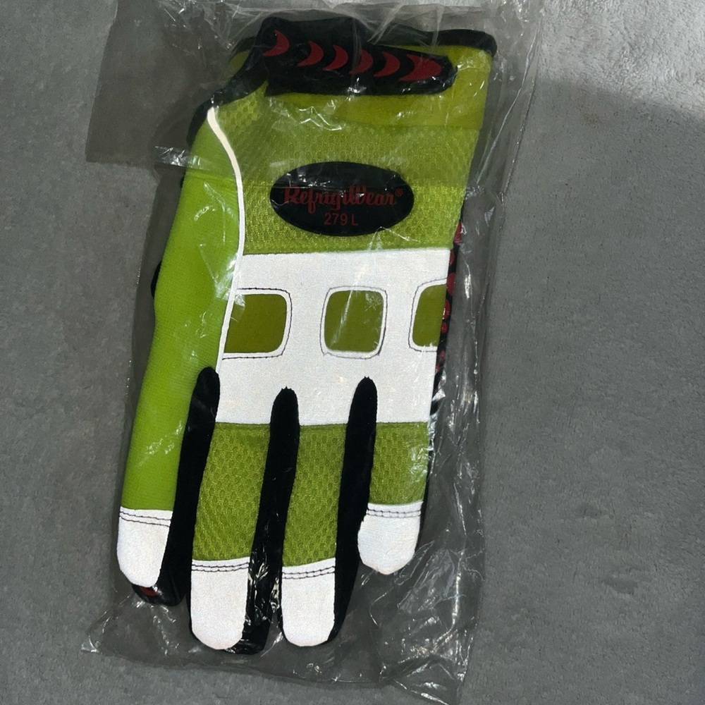 RefrigiWear Men's Green and Black Gloves